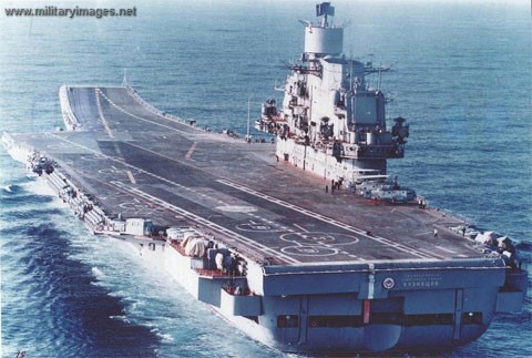 Bức ảnh chụp từ phía sau của tàu sân bay Kuznetsov. Hàng không mẫu hạm này có thể mang được từ 41 tới 52 máy bay chiến đấu và trực thăng các loại. Ảnh: Militaryimages